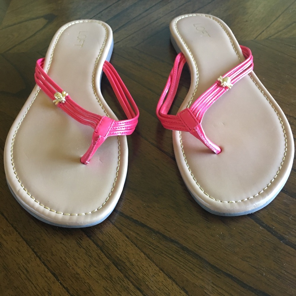 LOFT sandal w/ gold bee 🐝 detail